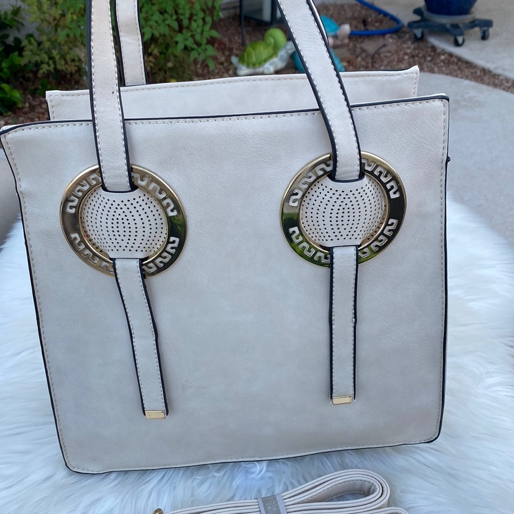 ☀️☀️LARGE TAN W/GOLD TONE HARDWARE PURSE☀️☀️